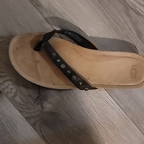 Ugg Flip Flops Lyndie Cushioned Leather Sandals Bundle & SAVE 30%! - Picture 9 of 11